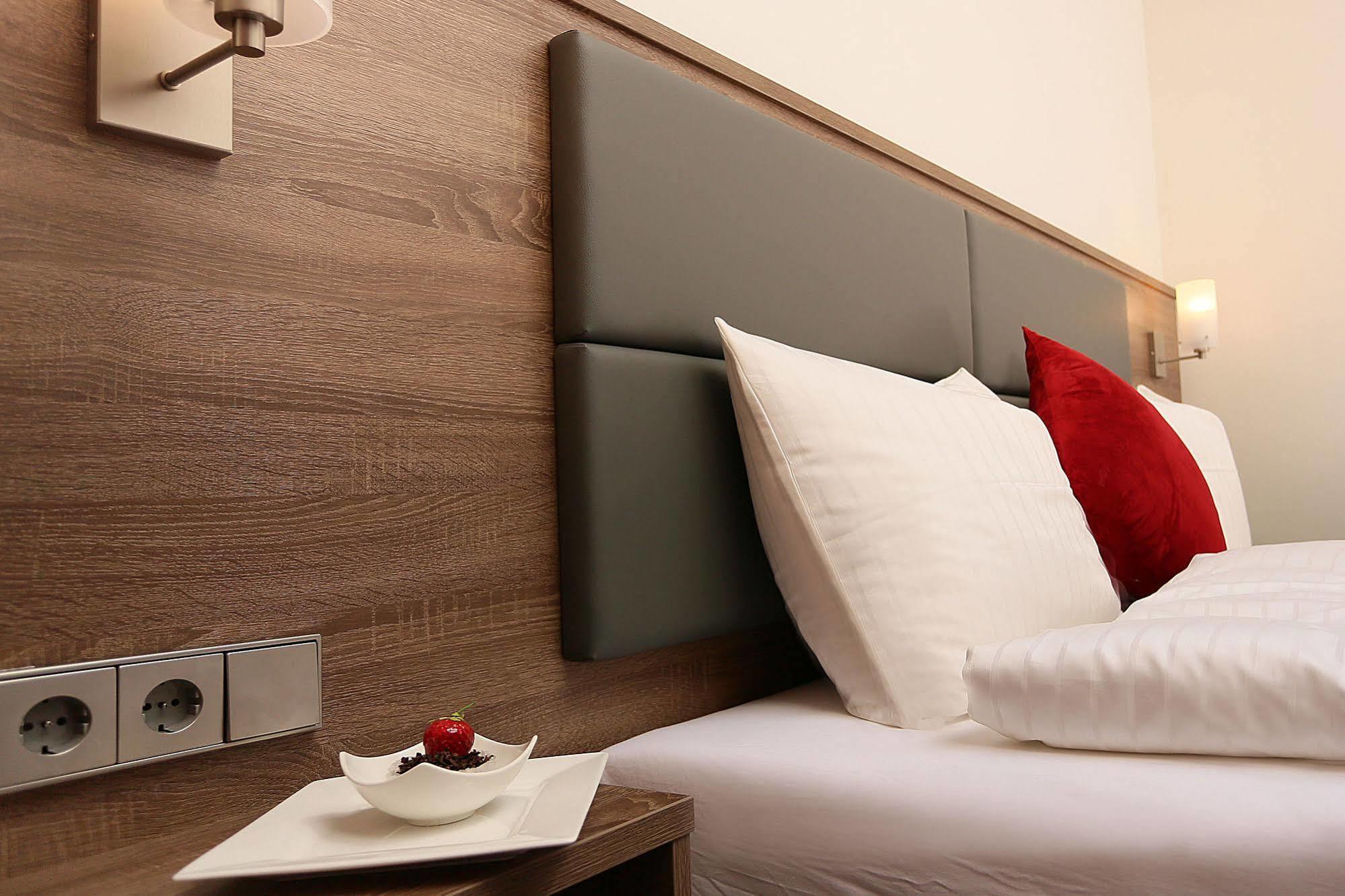 Hotel Naam & Frankfurt City-messe Airport 3*