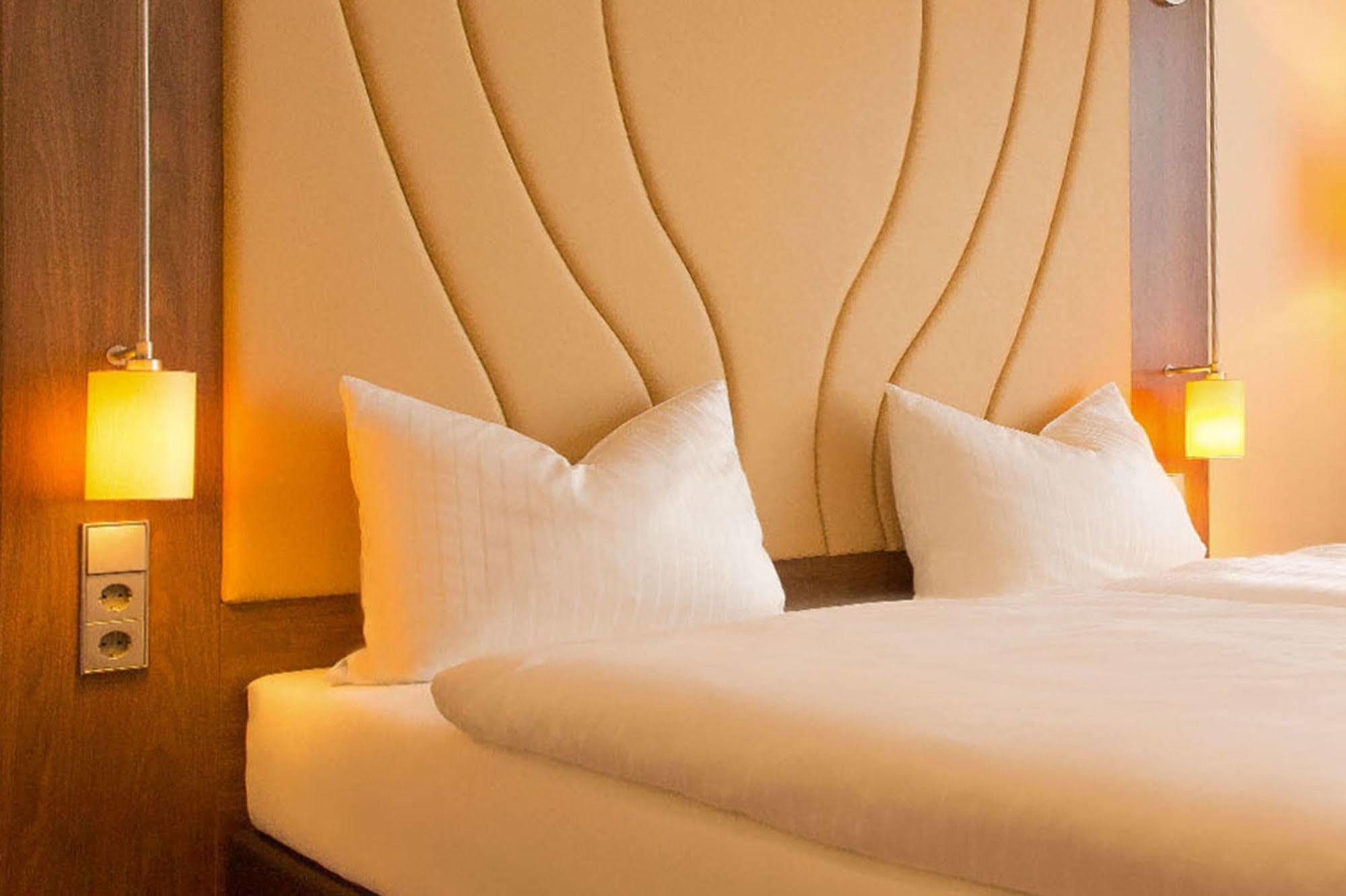 Hotel Naam & Frankfurt City-messe Airport 3*