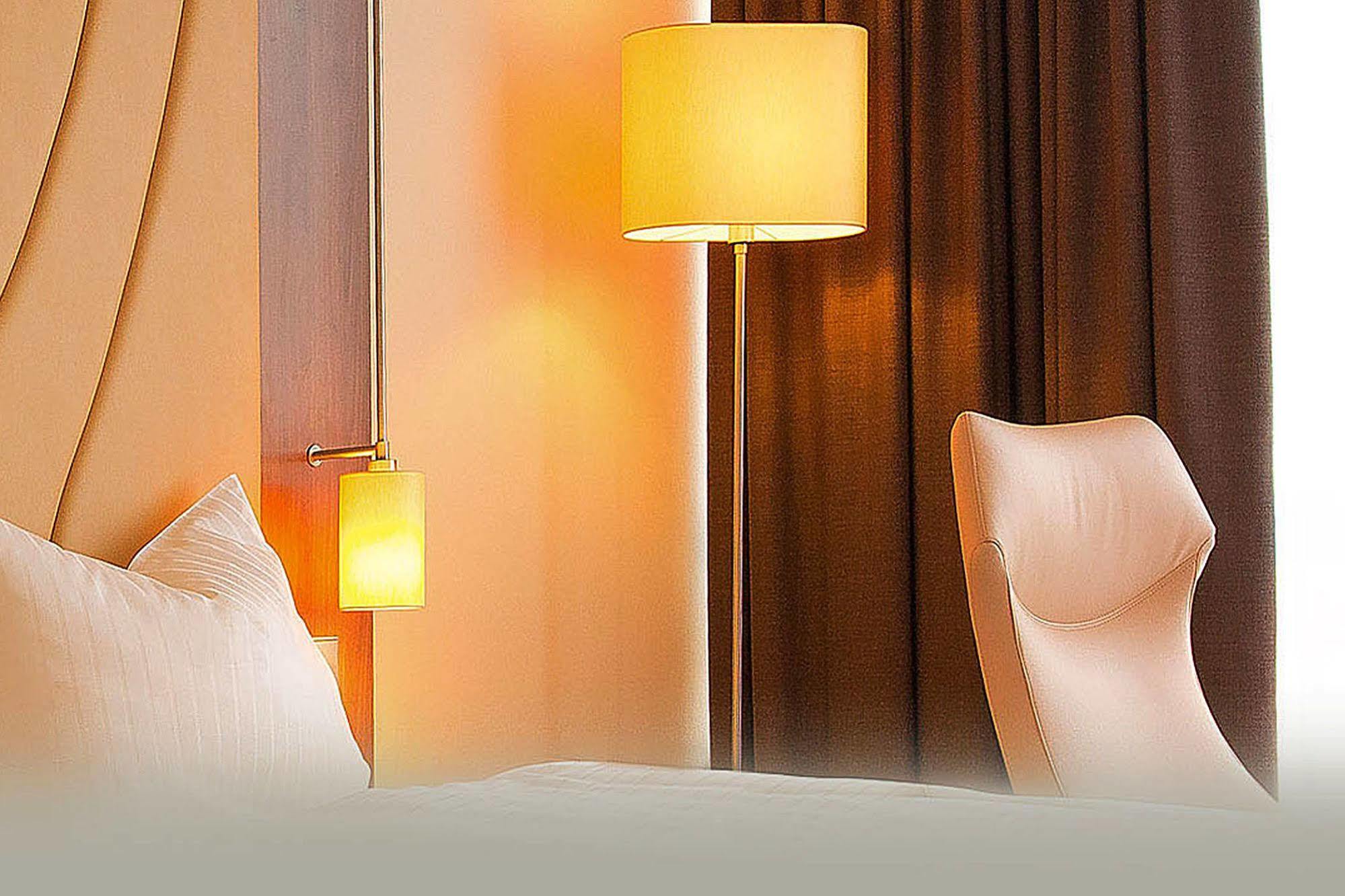 Naam & Frankfurt City-messe Airport Hotel 3*