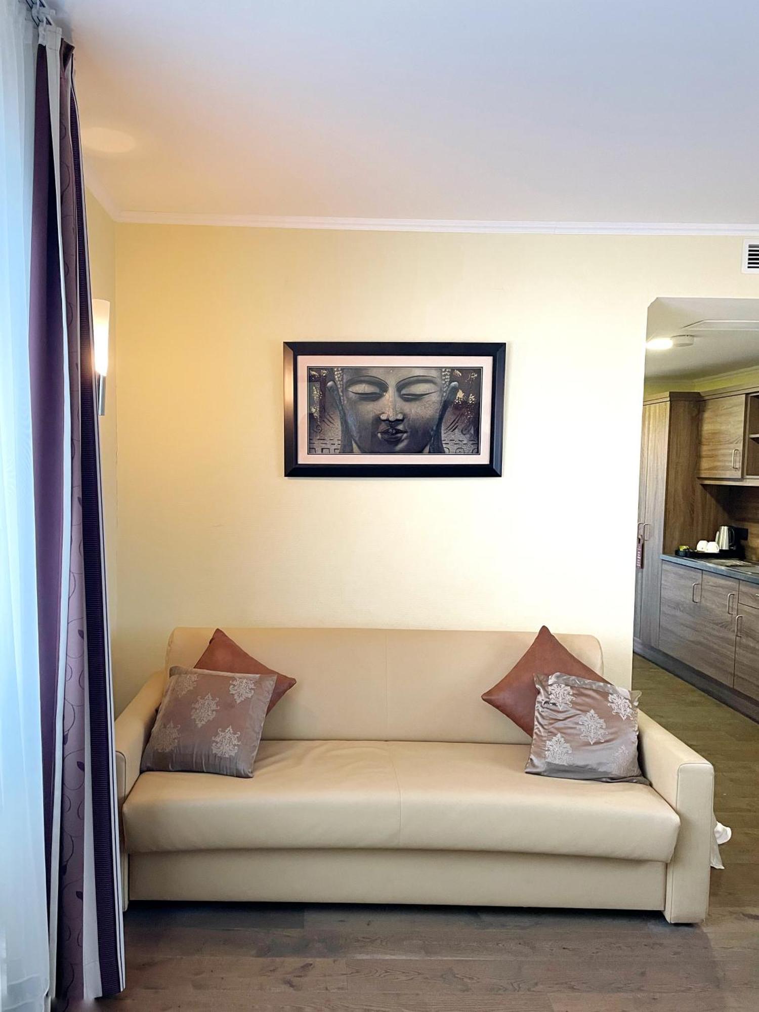 Naam & Frankfurt City-messe Airport Hotel 3*