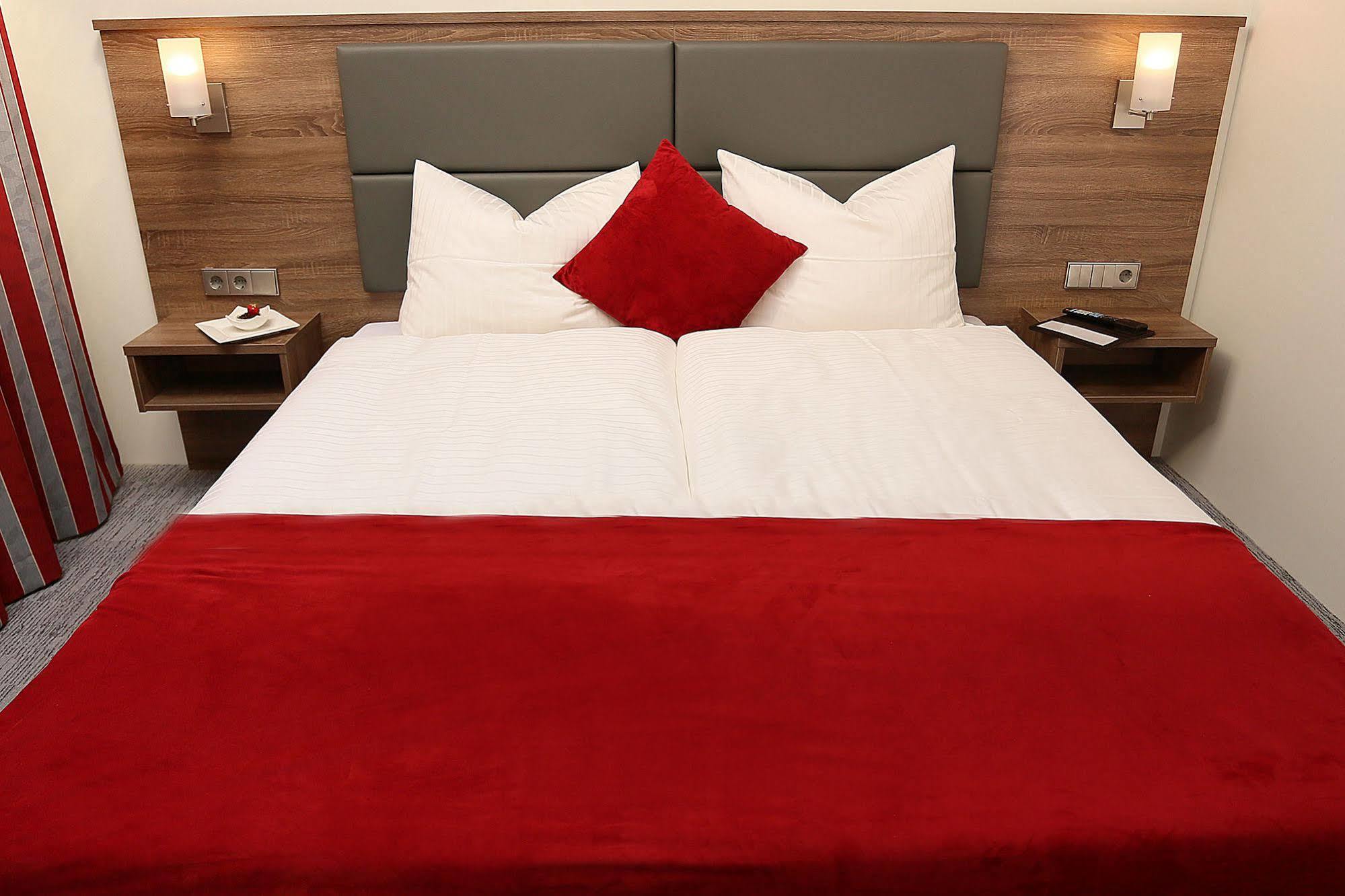 Naam & Frankfurt City-messe Airport 3*
