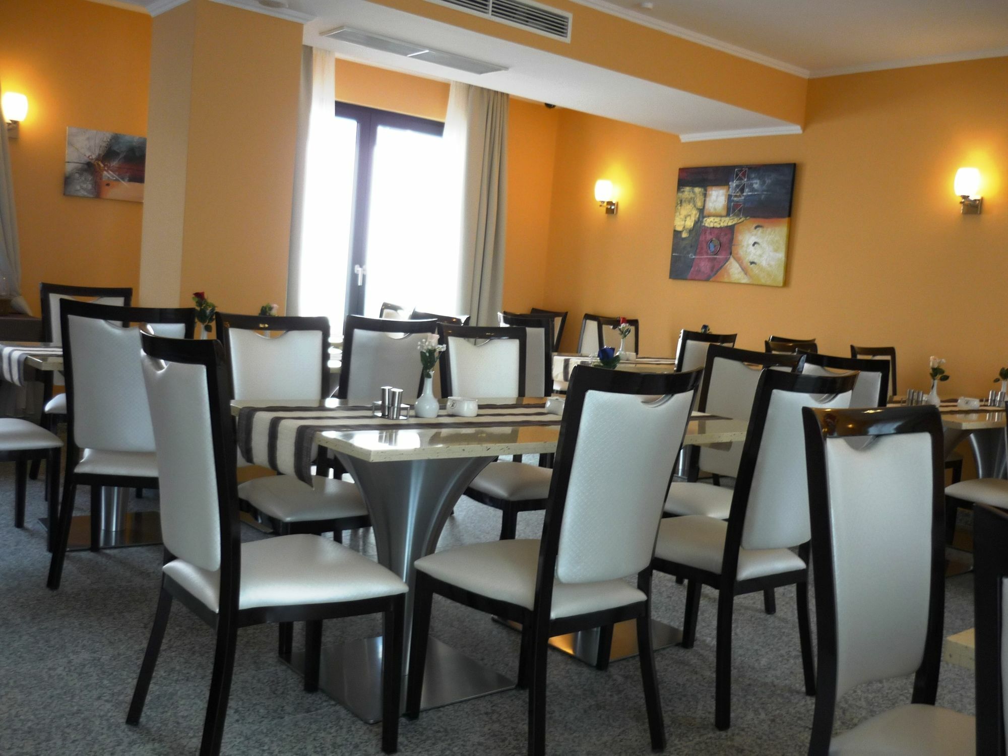 Hotel Naam & Frankfurt City-messe Airport 3*